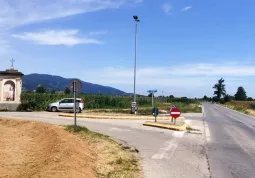 Al confine fra le frazioni Bosco  e Castelletto sono stati installati due nuovi punti luce all’altezza delle intersezione tra la strada provinciale Busca - Caraglio con via del Bosco e con via Ferrera